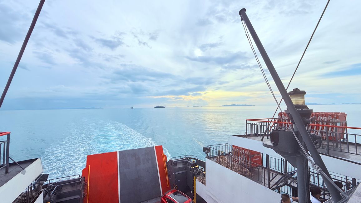 Heute ging’s für uns mit dem Flugzeug von Bangkok nach Surat Thani – und das für gerade mal 35 €. ✈️  Direkt nach Koh Samui zu fliegen hätte stolze 150 € gekostet. Also haben wir uns für die clevere Variante entschieden: günstig nach Surat Thani und von dort weiter Richtung Insel mit Fähre ca.1h