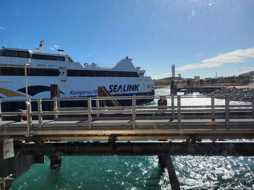 le ferry fait demi-tour dans un espace réduit
