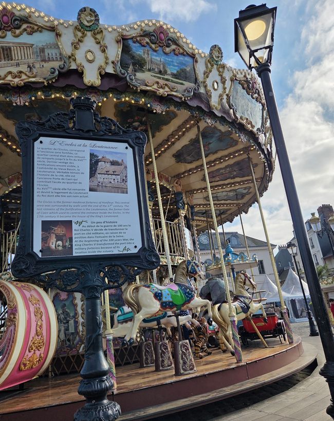 Carrousel de Honfleur - nostalgisches Doppeldecker-Holzkarussell
