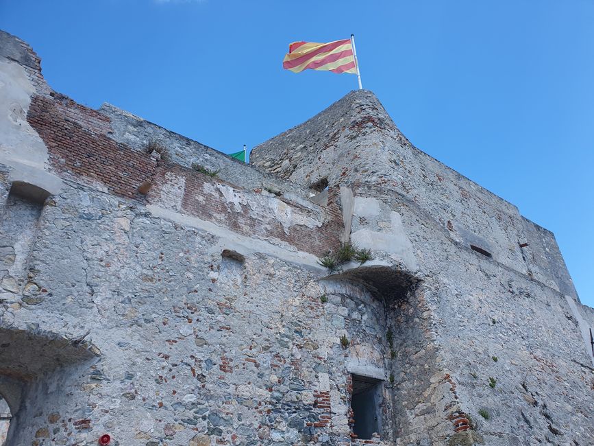 Burg von außen mit Fahne ungekärter Bedeutung