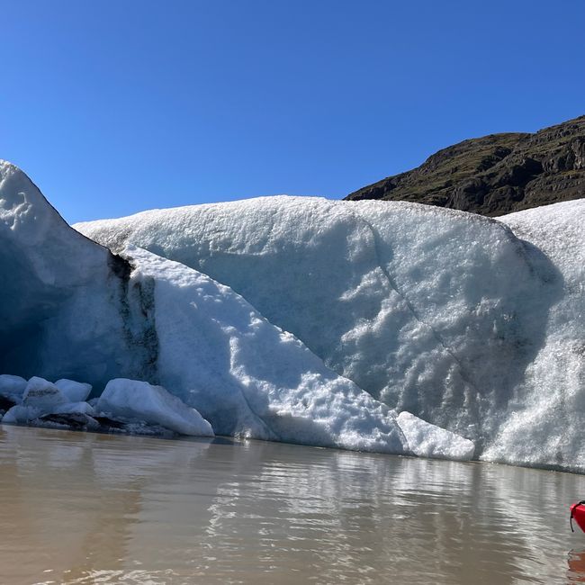 Faire du kayak sur le lac glaciaire