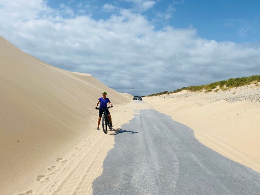 Die Düne von Valdevaqueros - alle zwei Tage kommt der Bagger zum Freischaufeln der Straße