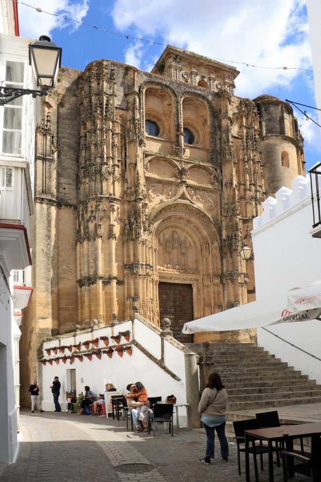 Blick auf das imposante Portal der Basilica de Santa Maria.
