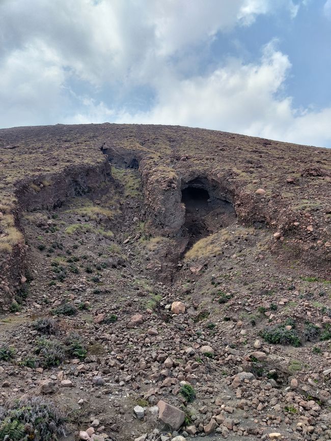 Fledermaushöhle auf der Rückseite des Vulkans