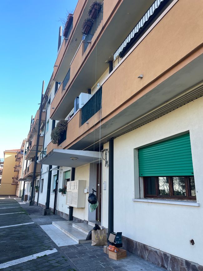 Spazzatura dal balcone
