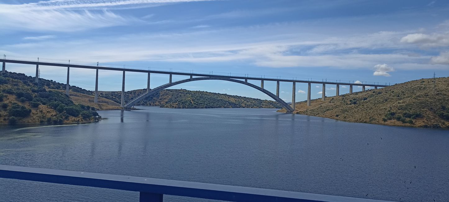 Railway bridge over the reservoir 