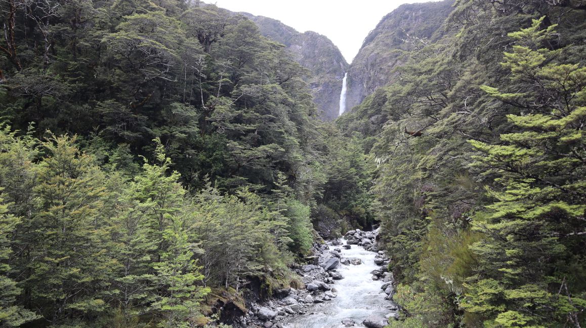 Devils Punchbowl Waterfall