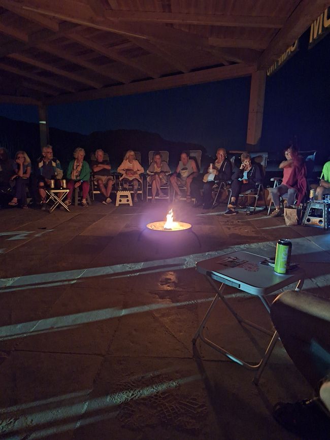 Briefing am Strand mit Lagerfeuer 