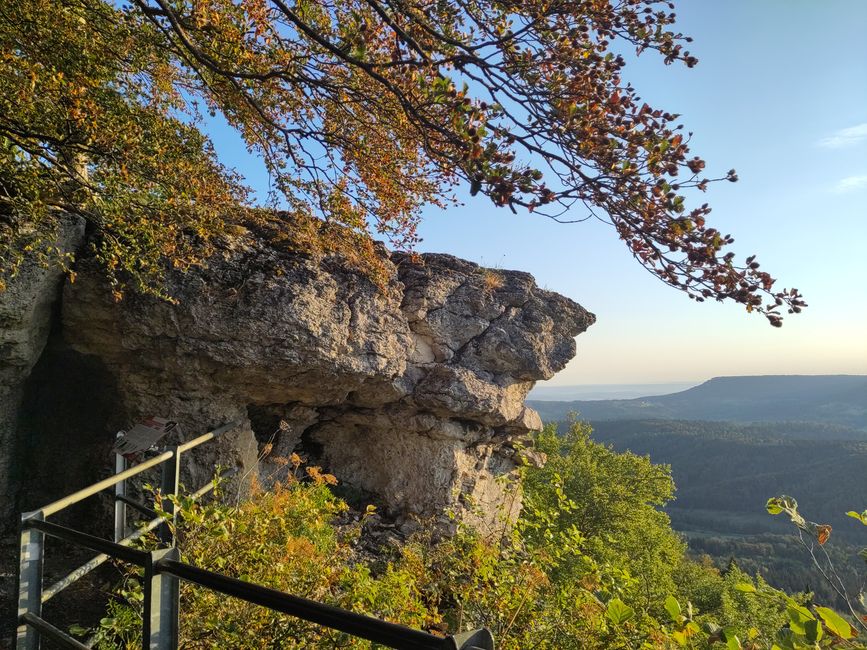 Felsen, Herbstfärbung und Blick auf die Albtraufkante