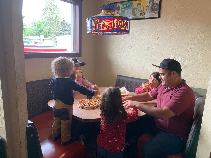 Zmittag in einem urtypischen Hinterlandrestaurant - in den 80gern sicher hippe Pizzeria, heute eher freakiges Staune-Ambiente