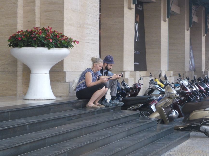 Devant l'hôtel chic