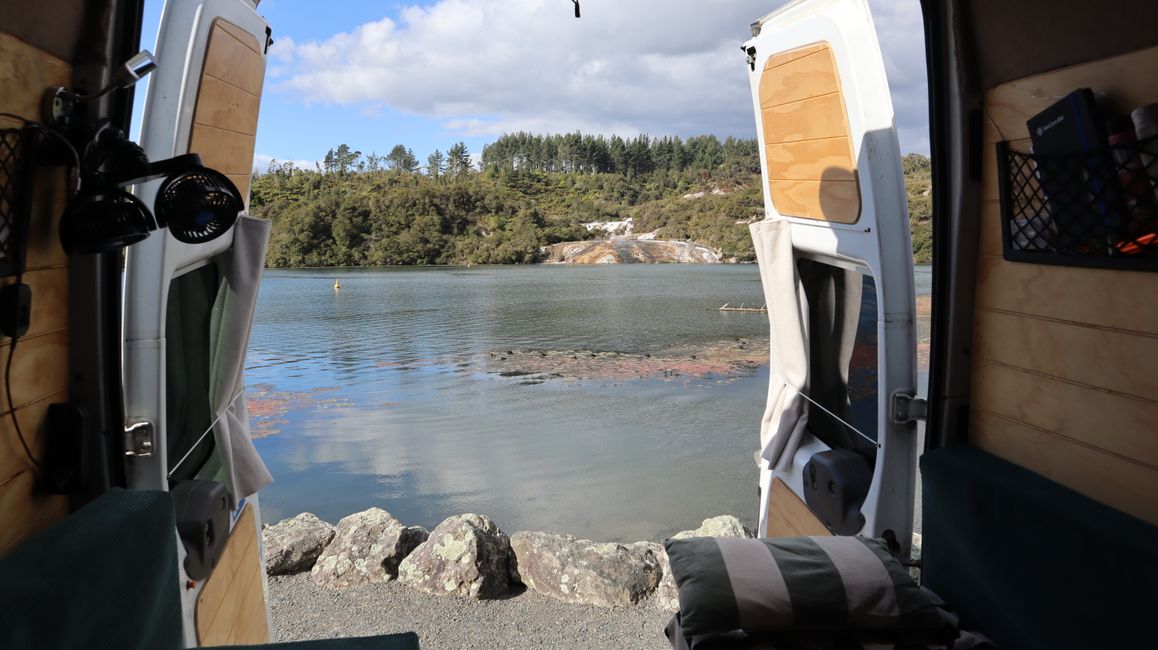 Stellplatzblick auf den Ausläufer des Orakei Korako direkt in den See