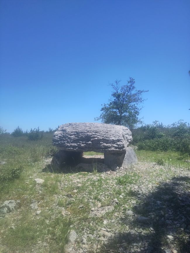 Dolmen de Pech-Laglaire, die Deckenplatte wiegt rund sieben Tonnen!