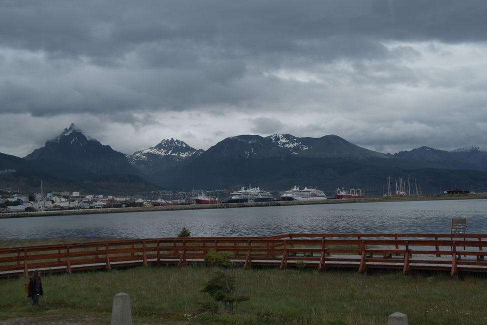 Ushuaia (rechts unser Schiff / at the right our ship)