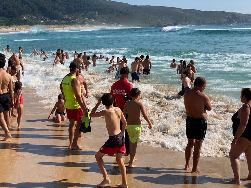 En muchas playas está prohibido nadar o, como aquí, está permitido bajo la estricta vigilancia de los socorristas