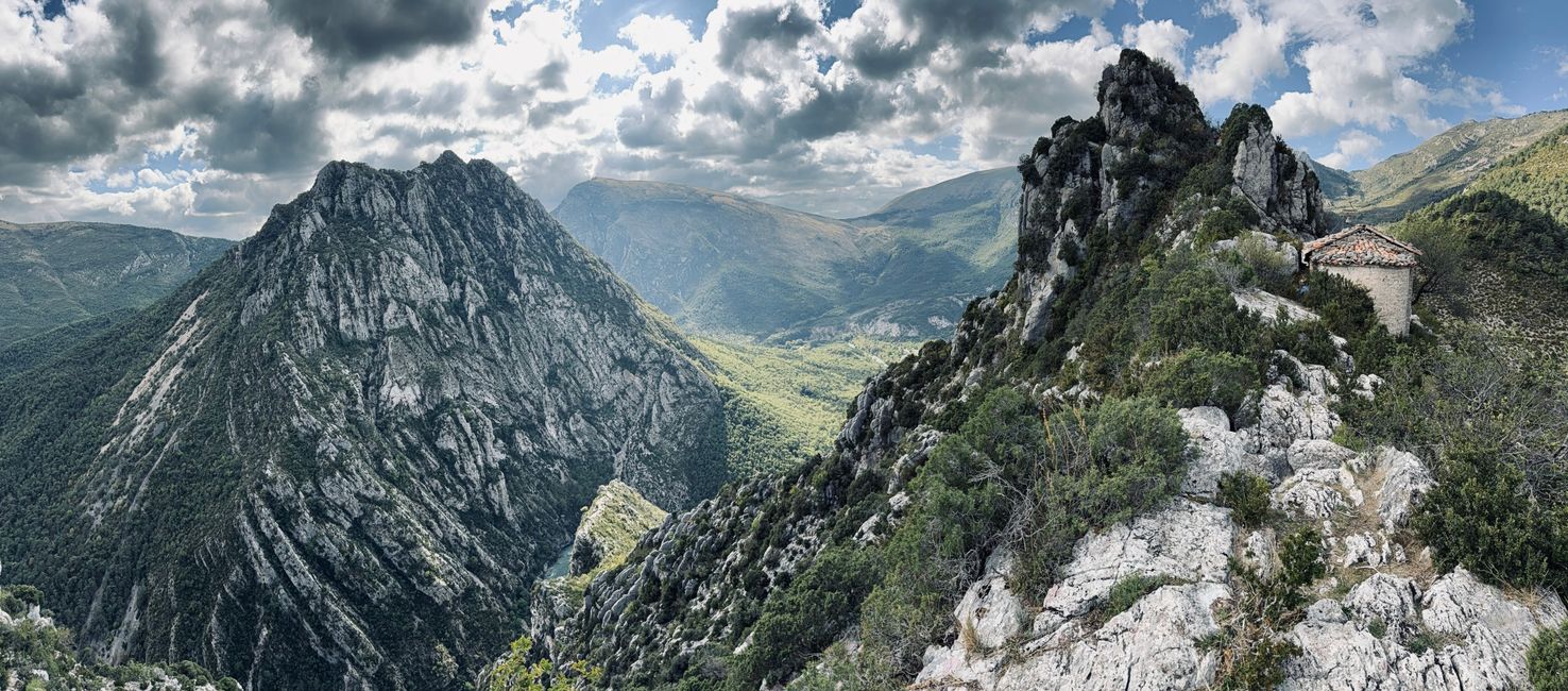 … thront hoch über der Schlucht
