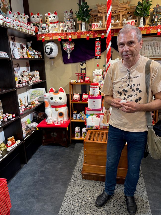 7-Eleven y otras cadenas de comercio minorista son lugares importantes para retiros de efectivo, cambios de dinero, correos y a menudo tienen un baño