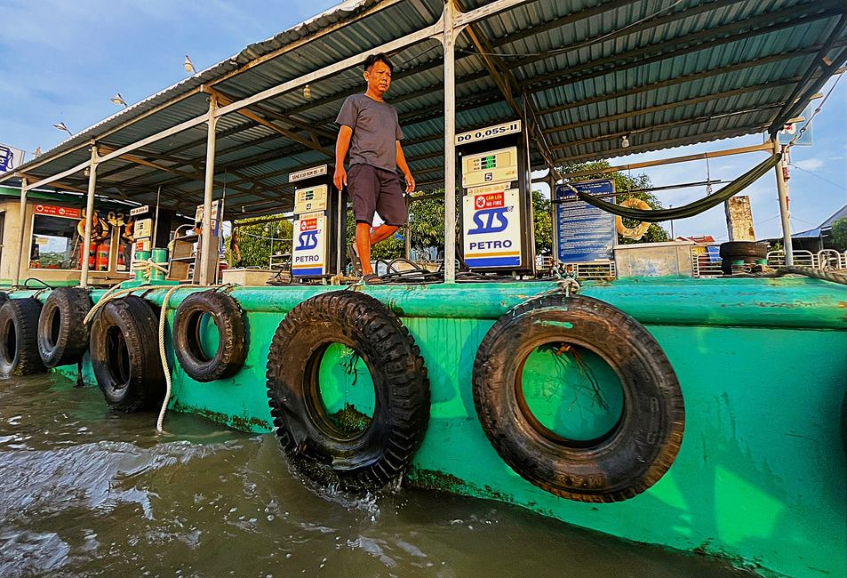 Tankstelle auf dem Fluss