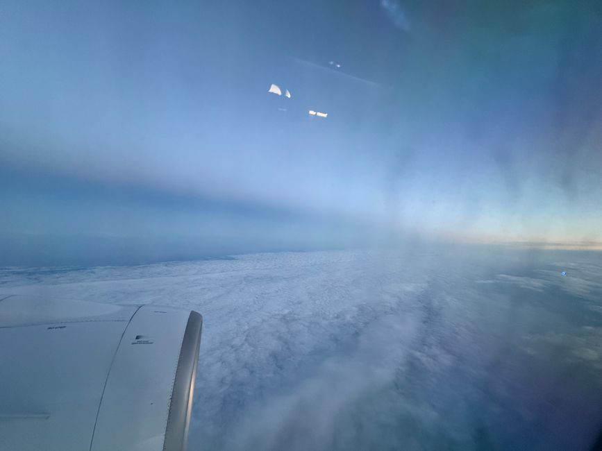 Schöner Sonnenaufgang über den Wolken