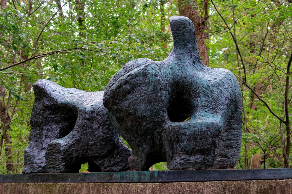Henry Moore: Two Peace Figure ll