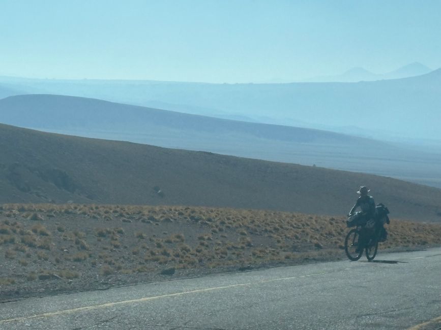 Ci sentiamo già a 4800 metri mentre siamo in auto - e incontriamo questo ciclista tosto