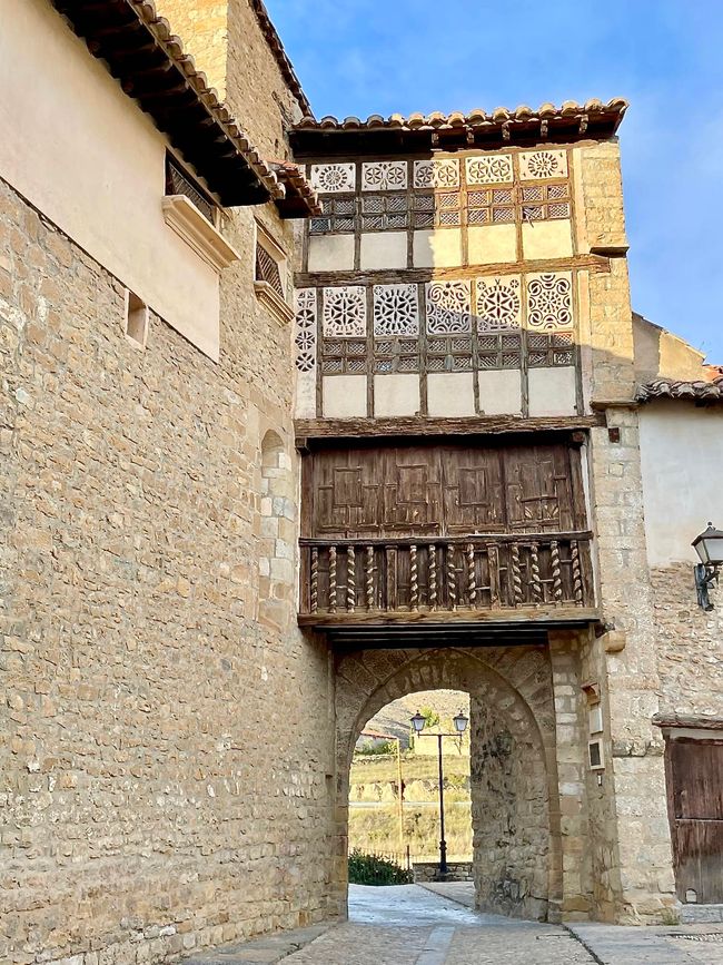 De nombreuses maisons présentent des caractéristiques architecturales uniques.