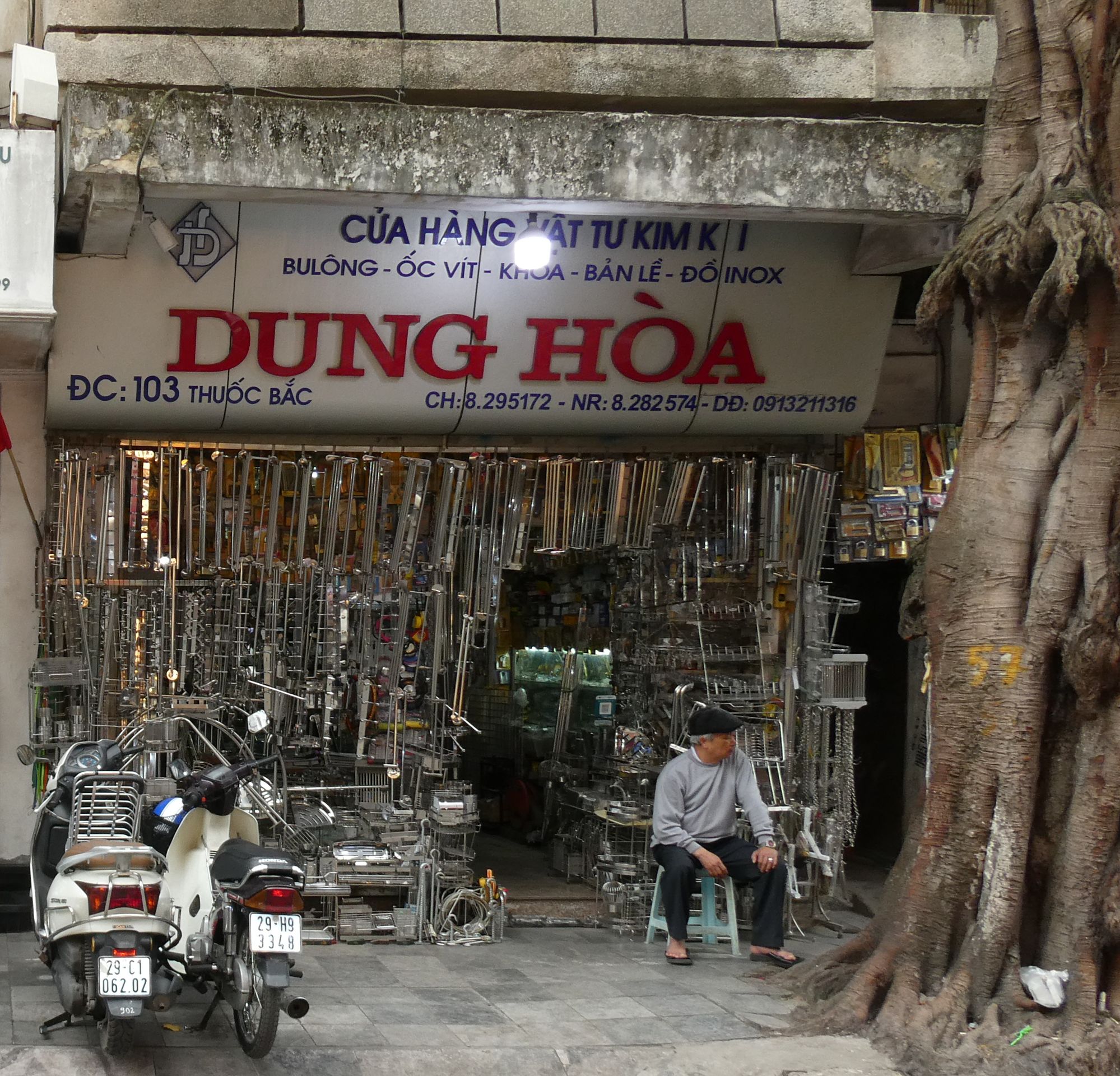 Magasin de bricolage Hanoi, section chromée