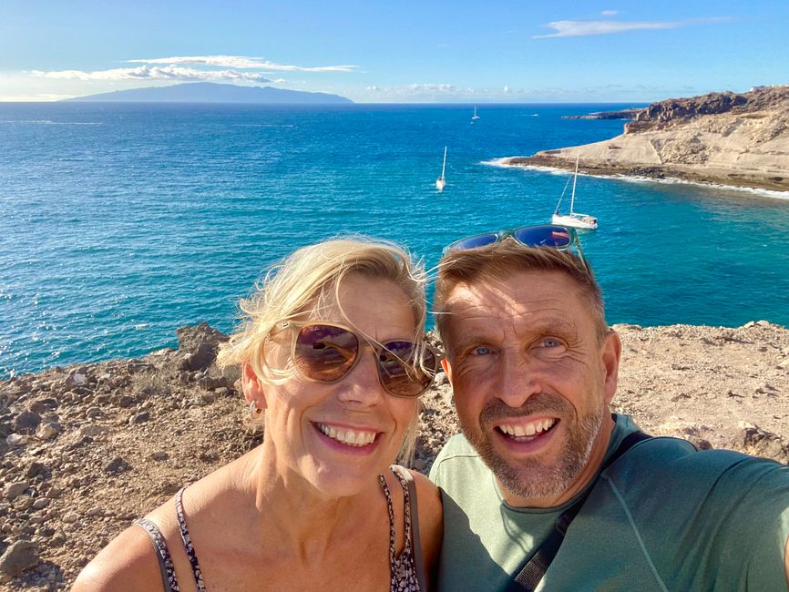 Auf den Klippen von La Caleta - im Hintergrund Gomera