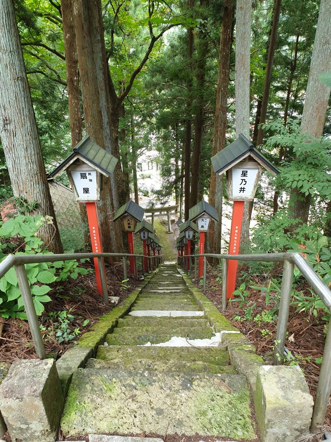 Unterwegs ein netter Tempel mit alter Treppe