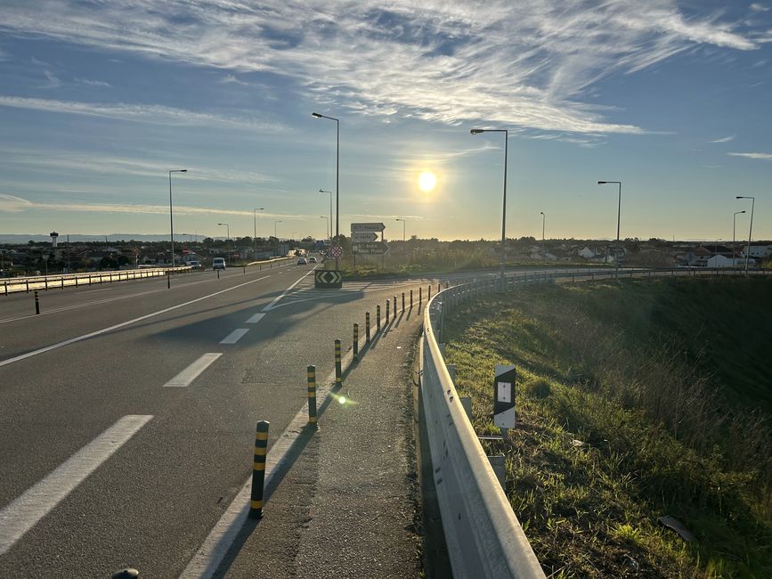 Der Weg über die Brücke ist geschafft. Rechts der Poller ist der Radweg.