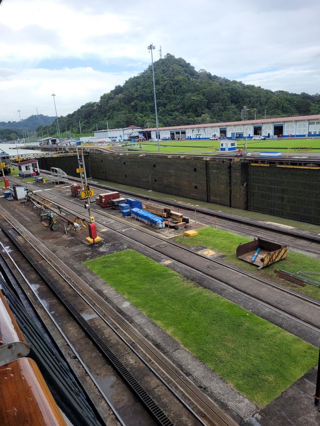 Day 41 of 175: Around the world cruise - Day passage through the Panama Canal