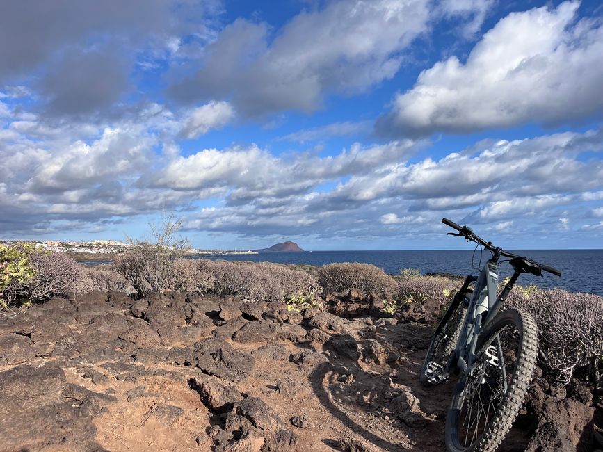 Susi goes for a bike ride - I work on the travel blog (or on my professional re-entry)