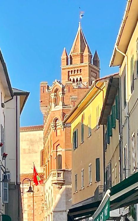 Lichtspiele mit der Stadtsilhouette.