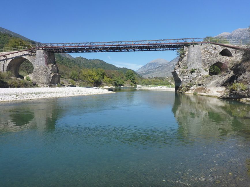 Bei der Brücke gehe ich im Drinos schwimmen 