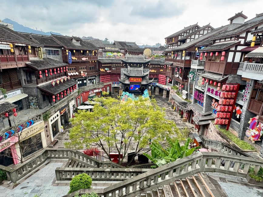 With the Bullet Trains 🚅
CHINA 🇨🇳 & JAPAN 🇯🇵 Discovering      
Part 3: Chongqing