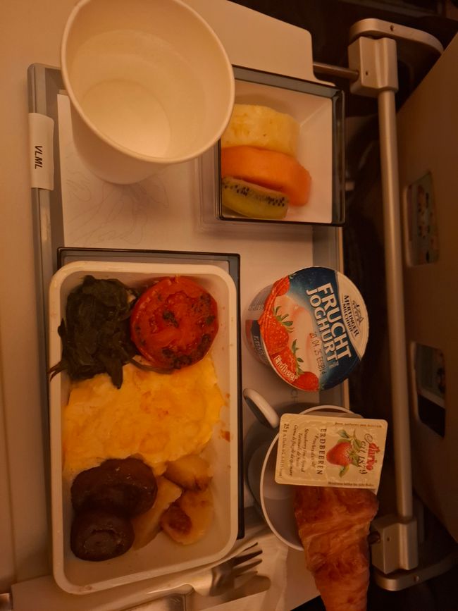 Frühstück. Um 21.30 Uhr