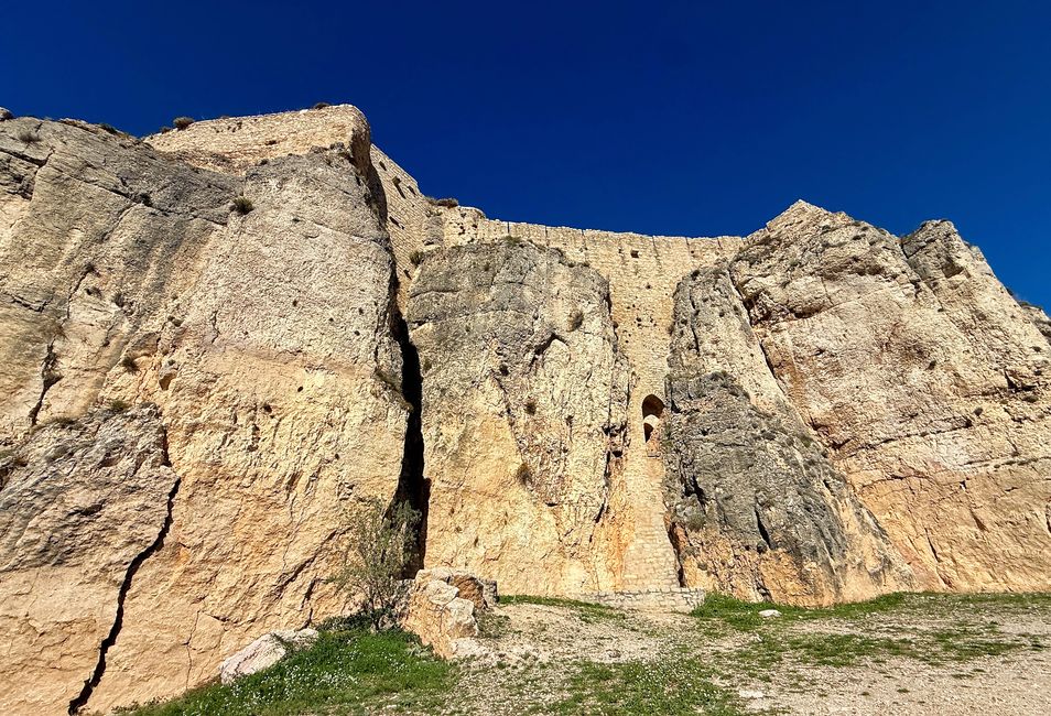 Wo beginnt die Burg, wo hört der Fels auf?