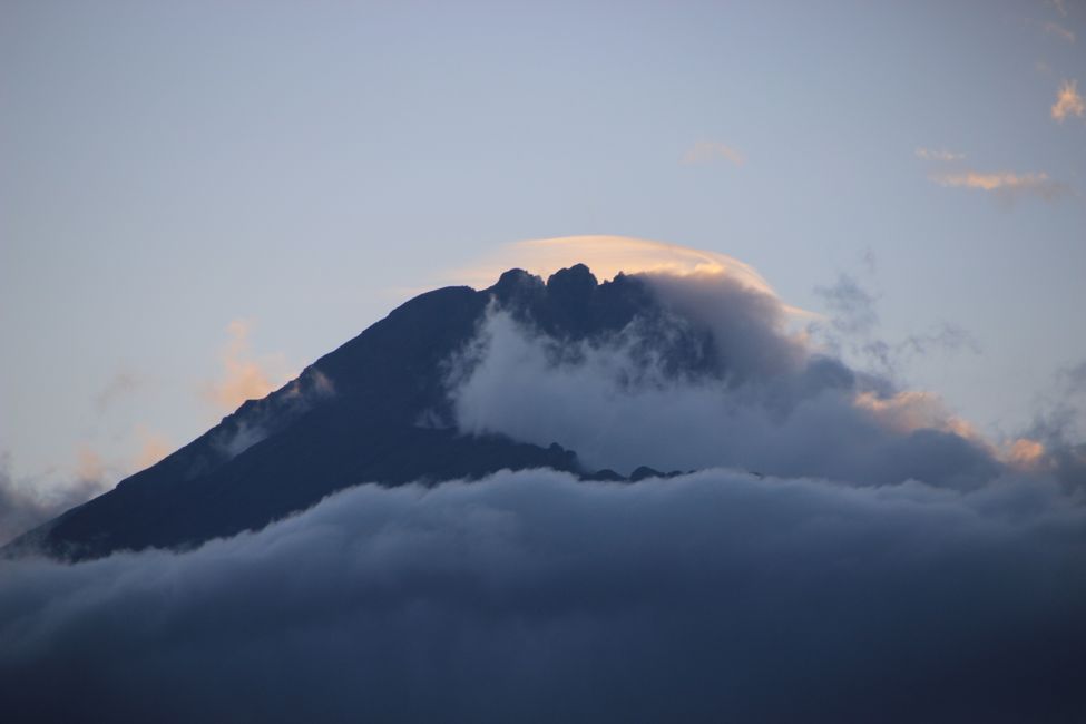 In die andere Richtung gucken wir auf den zweithöchsten Berg Tansanias - den Mount Meru