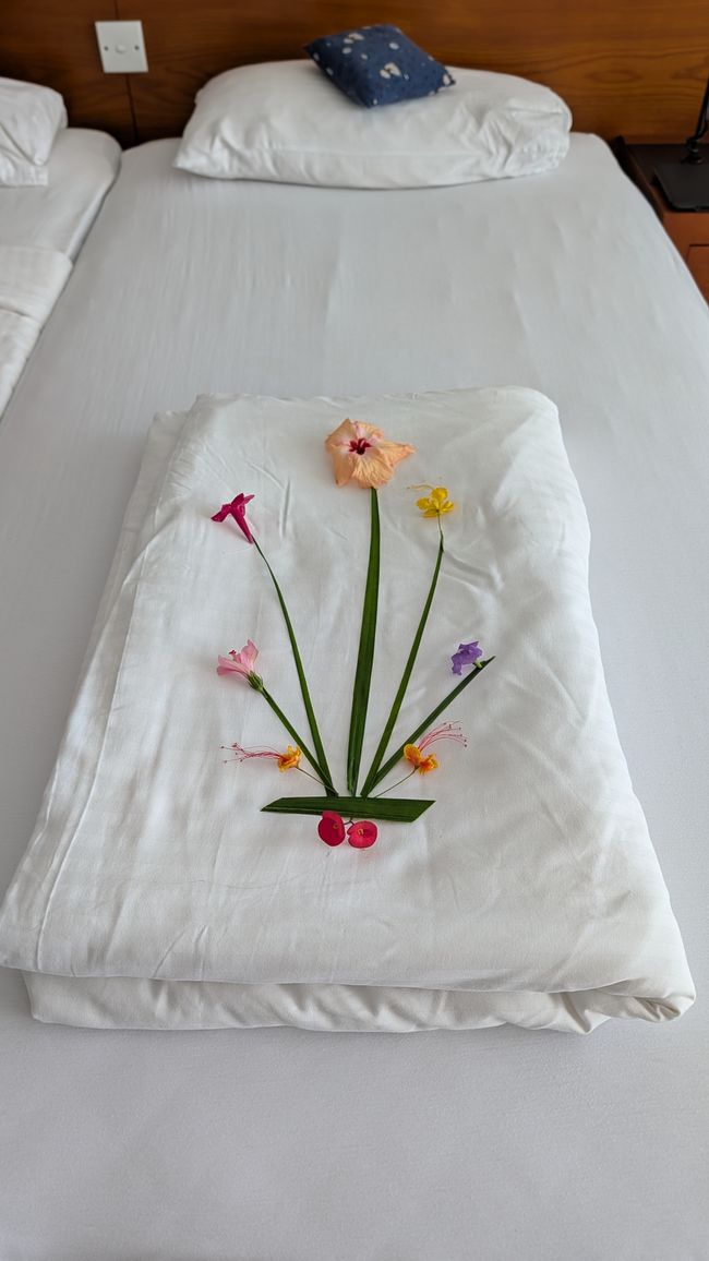 So liebevoll mit frischen Blumen dekoriert 