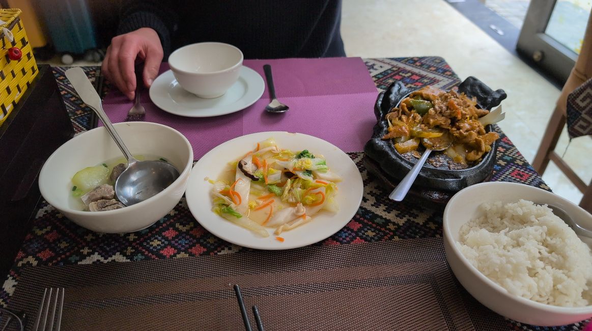 午餐包括汤、蔬菜、肉类和米饭。根据ChatGPT，这是一个典型的组合。