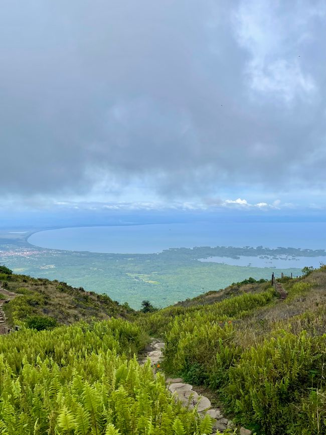 Vista desde el volcán sobre Granada y el Lago Cocibolca