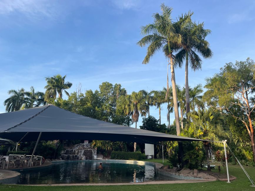 Erfrischung im Campingplatz-Pool