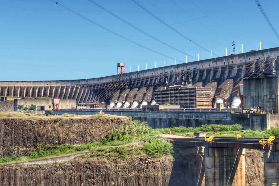 Itaipu Binacional, Elektrizitätshaus und Wasserdruckrohre, die Turbinen befinden sich 25 m tiefer
