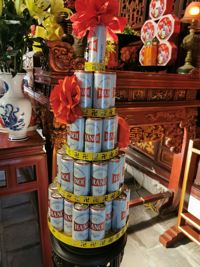 ... und noch mehr Bier ... (übrigens ist die Swastika als Symbol hier allgegenwärtig; durchaus zunächst gewöhnungsbedürftig) 