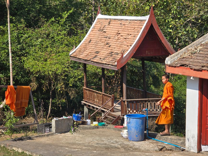 Une journée au bord de la rivière et les petits temples de l'autre côté de la rivière