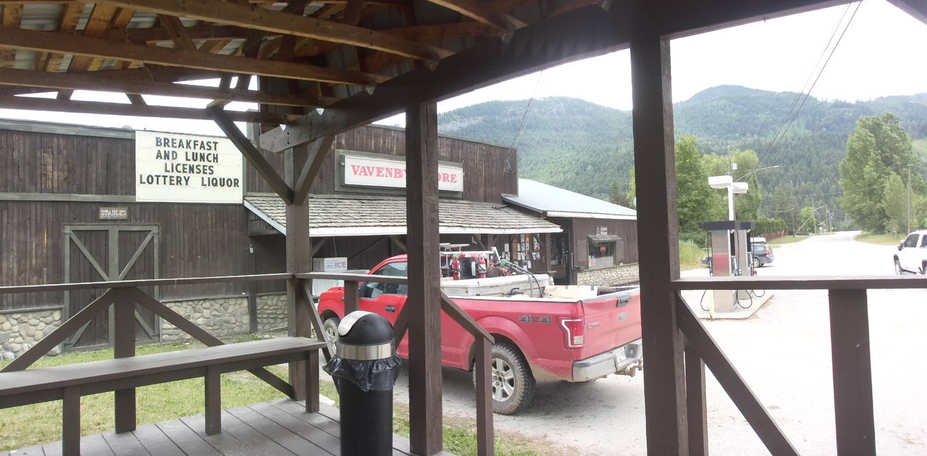 Tankstelle, General Store und Busstop 