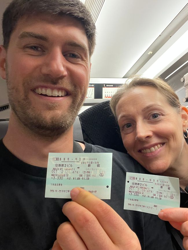 Glücklich und Geschafft im Narita-Express nach Shinjuku