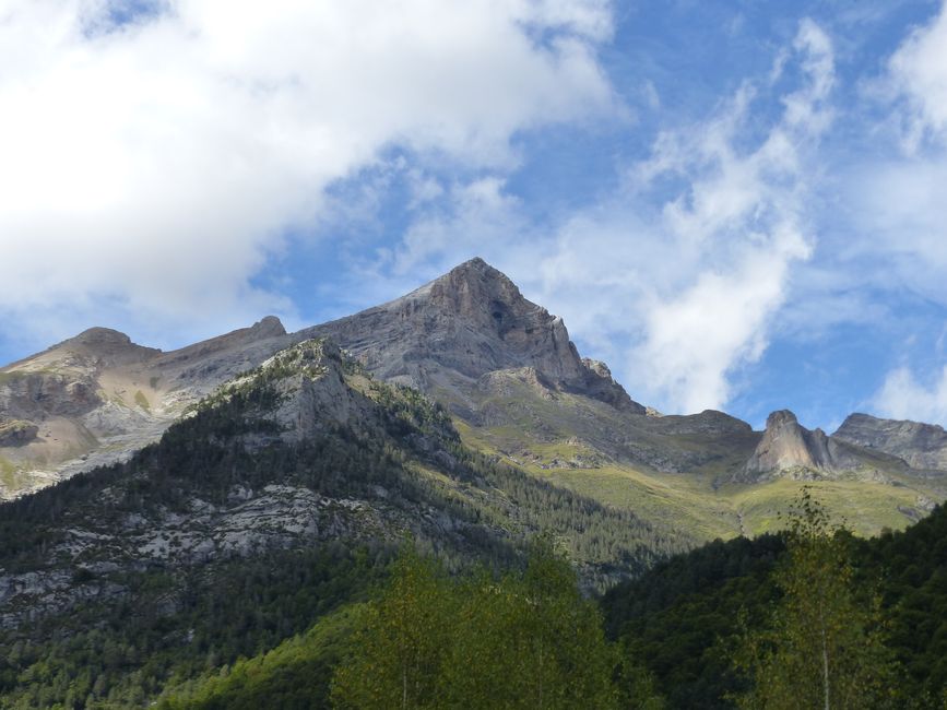 The mountain peaks rise up to 3,400 m