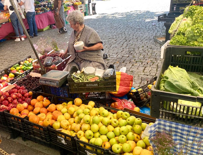 Mercado callejero colorido en Espinho - grandes y pequeños puestos de mercado como aquí