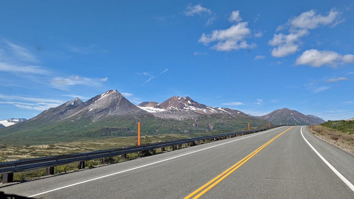 Tag 27: Bärenshow & fantastische Bergwelten - zurück nach Yukon/Kanada